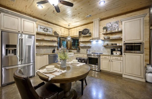 Broken Bow Cabin | Upscale Honeymoon Cabin w/Hot tub, Fireplace and Rain Shower