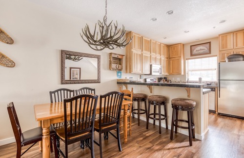 Government Camp Condo | Upscale mountain condo - pool, hot tub, sauna, furnished balcony & washer/dryer