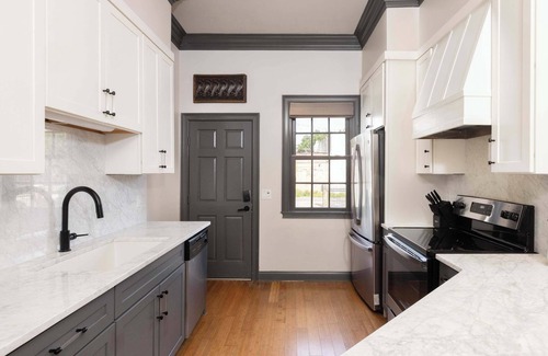 Old West Broad Neighborhood House | Upscale Renovation - Free Parking