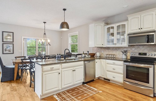 Gatlinburg - Pigeon Forge House | Upscale Spacious Lodge, Mountain Views, Fire Pit, Arcade Games, Yoga Room