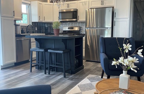 Cottonwood Cottage | Upscale, spotless cottage 5 min fm Old Town. Grassy yard, mature trees, fire pit
