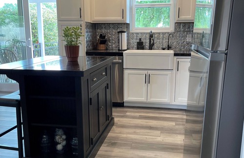 Cottonwood Cottage | Upscale, spotless cottage 5 min fm Old Town. Grassy yard, mature trees, fire pit