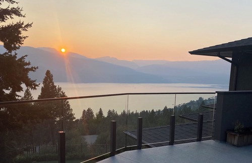 Central Okanagan House | UPSCALE Stunning Lakeview Romantic suite, Lake Country, BC
