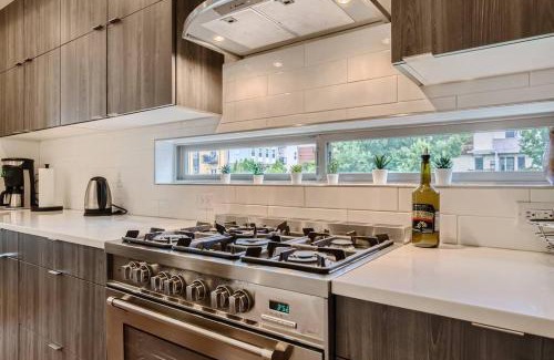 Five Points House | Upscale Townhome w/Stunning Rooftop Views