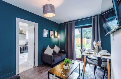 Wolverhampton House | Upto 20%OFF | Modern 5BR | Sleeps 10 | Parking