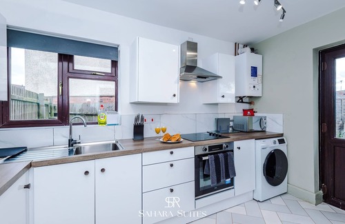 Wolverhampton House | Upto 20%OFF | Modern 5BR | Sleeps 10 | Parking