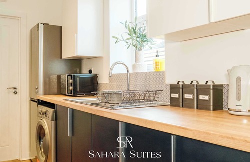 Cradley Heath House | Upto 20%OFF | Stylish 5BR | Monthly Stay | Parking
