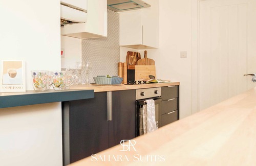 Cradley Heath House | Upto 20%OFF | Stylish 5BR | Monthly Stay | Parking