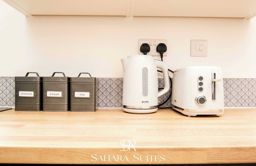 Cradley Heath House | Upto 20%OFF | Stylish 5BR | Monthly Stay | Parking