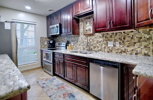 Houston House | Uptown Comfort townhome w/patio and POOL access (Galleria)!