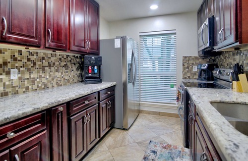 Houston House | Uptown Comfort townhome w/patio and POOL access (Galleria)!