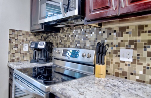 Houston House | Uptown Comfort townhome w/patio and POOL access (Galleria)!
