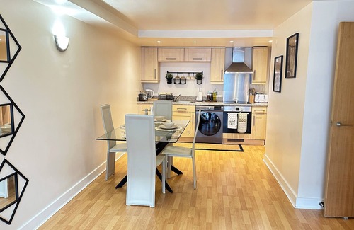 Bordesley Apartment | Urban Chic: 2BR + FREE Parking