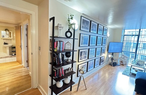 Bordesley Apartment | Urban Chic: 2BR + FREE Parking