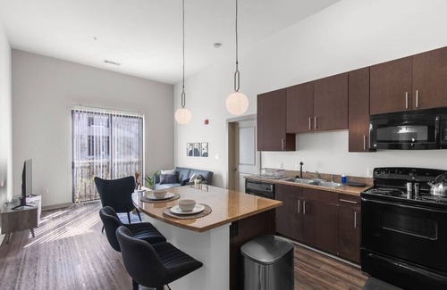 Five Points South Condo | ~Urban Chic meets Comfort: 2BD|Sleeps 5 with Pool~