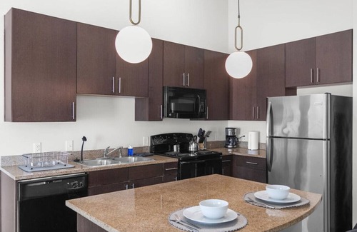 Five Points South Condo | ~Urban Chic meets Comfort: 2BD|Sleeps 5 with Pool~