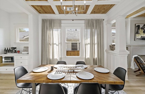 Tobin Hill House | Urban Elegance Retreat ideal location 5 minute walk to The Pearl, N. Riverwalk