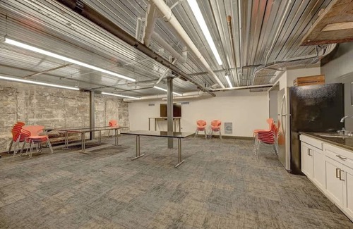 Westown Apartment | Urban Escape | Gym, Hot Tub , Game Lounge , WiFi
