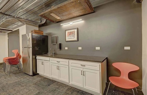 Westown Apartment | Urban Escape | Gym, Hot Tub , Game Lounge , WiFi