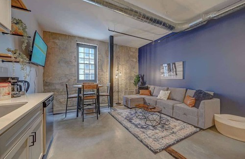Westown Apartment | Urban Escape | Gym, Hot Tub , Game Lounge , WiFi