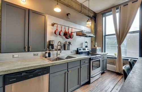 Civil Rights Historic District Apartment | Urban Flat | Covered Parking | Sleeps 8 | Downtown