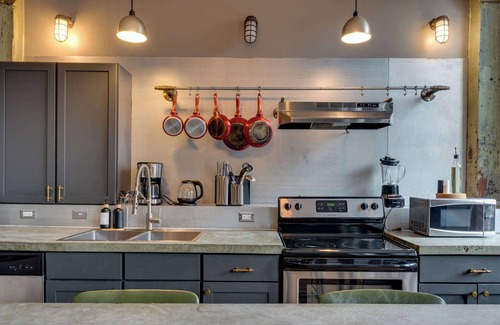 Civil Rights Historic District Apartment | Urban Flat | Covered Parking | Sleeps 8 | Downtown