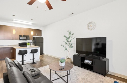 Five Points South Apartment | Urban Mid-Rise Studio | King-Size Stay 3z1