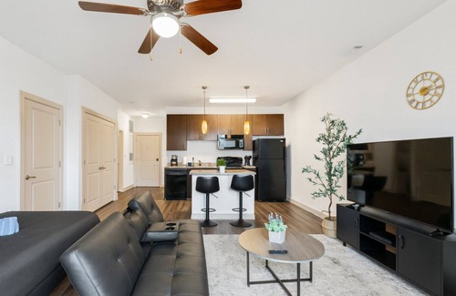 Five Points South Apartment | Urban Mid-Rise Studio | King-Size Stay 3z1