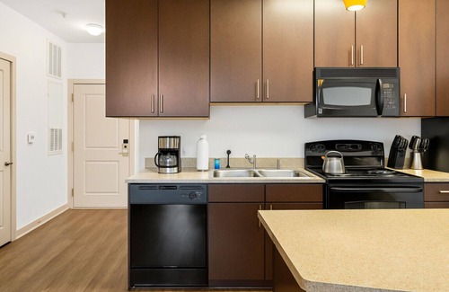 Five Points South Apartment | Urban Mid-Rise Studio | King-Size Stay 3z1