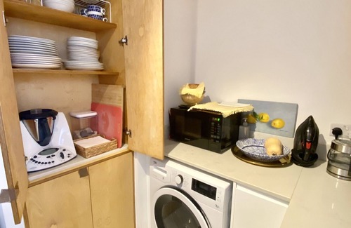 Clissold House | Urban Oasis Chic 1BR Flat with Spacious Garden