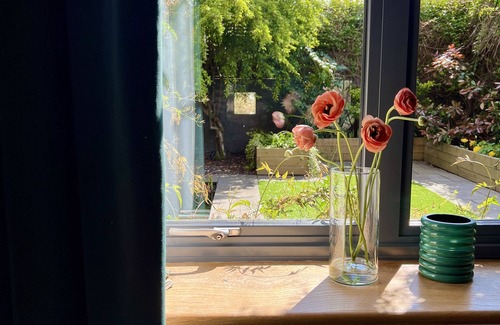 Clissold House | Urban Oasis Chic 1BR Flat with Spacious Garden