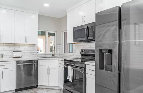 North Mountain House | Urban Oasis in central PHX Single Level Patio home ~Sleeps 8 WFH WiFi+Patio+Pool