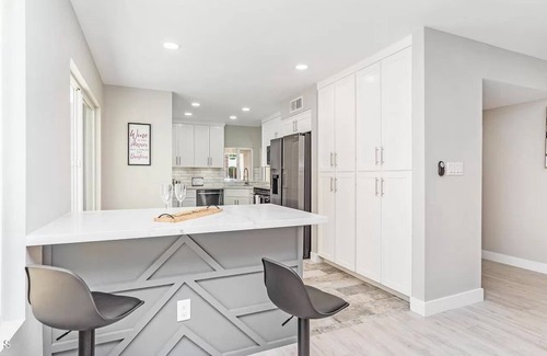 North Mountain House | Urban Oasis in central PHX Single Level Patio home ~Sleeps 8 WFH WiFi+Patio+Pool