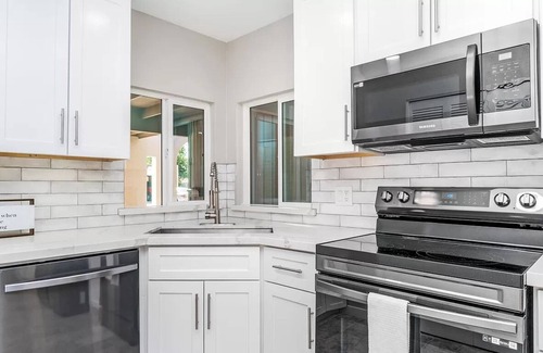 North Mountain House | Urban Oasis in central PHX Single Level Patio home ~Sleeps 8 WFH WiFi+Patio+Pool