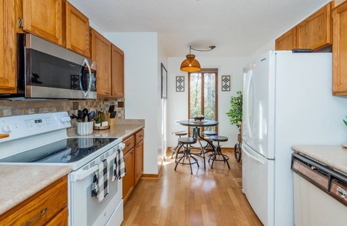 Knoxville House | Urban Retreat-7 miles to UT!! King Bed-Two Decks-BBQ Grill-Family Friendly!