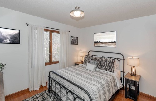 Knoxville House | Urban Retreat-7 miles to UT!! King Bed-Two Decks-BBQ Grill-Family Friendly!