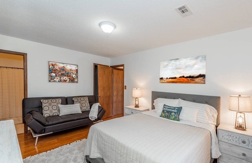 Knoxville House | Urban Retreat-7 miles to UT!! King Bed-Two Decks-BBQ Grill-Family Friendly!