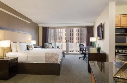 Logan Square Hotel | Urban Retreat Suite w/Kitchen, Balcony, and City Views | Near The Liberty Bell
