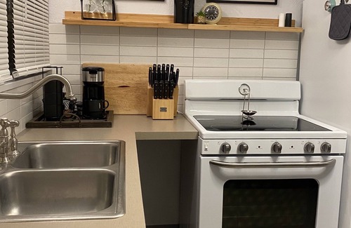 Burley Apartment | “𝕌𝕣𝕓𝕒𝕟 𝕊𝕦𝕚𝕥𝕖“ 1 bedroom, Lots of Style 🤍 Suite #2