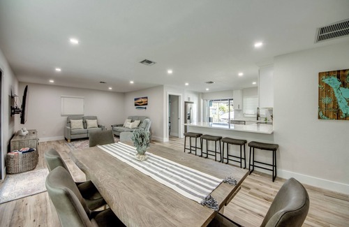 Matlacha Isles Villa | Outstanding 3 BR waterfront pool home in Matlacha Isles/kayaks/fishing poles
