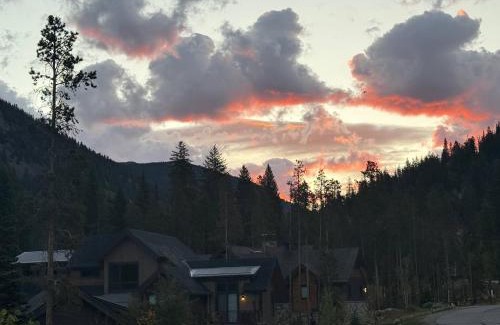 Keystone House | Modern Mountain Escape - Walk or Shuttle to Lifts - Private Hot Tub, Views, Work-Friendly