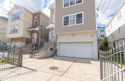 Newark Apartment | 4 Bedroom-Airport Convient