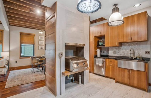 Murray Hill House | USNA Getaway: Heated Pool, Hot Tub, Indoor Grill!