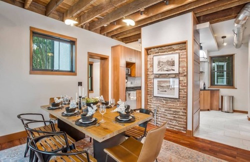Murray Hill House | USNA Getaway: Heated Pool, Hot Tub, Indoor Grill!