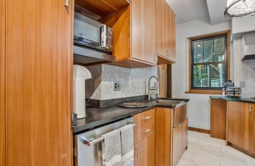 Murray Hill House | USNA Getaway: Heated Pool, Hot Tub, Indoor Grill!