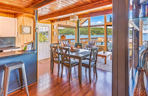 Union House | Utopia Cove - On the Water, Dock, Private Hot Tub