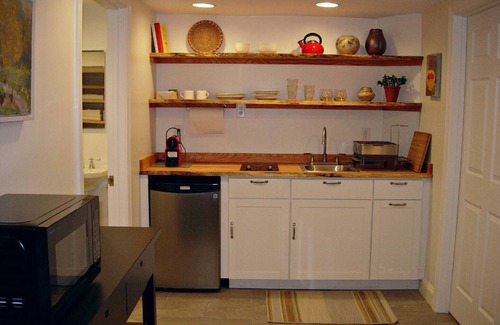 Fifeville Apartment | UVA Hospital Area Free Guest Parking No Stairs Separate Private Entrance