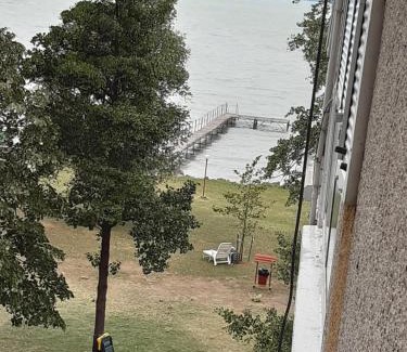 Balatonfenyves Apartment | Vízparti gyermekbarát teljesen felújított Apartman, őrzött, saját strand, parkoló, étterem