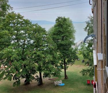 Balatonfenyves Apartment | Vízparti gyermekbarát teljesen felújított Apartman, őrzött, saját strand, parkoló, étterem