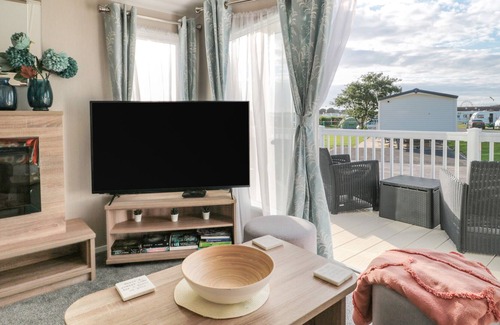 Burnham-on-Sea House | V48 THE CWTCH, family friendly, with a garden in Berrow, Somerset